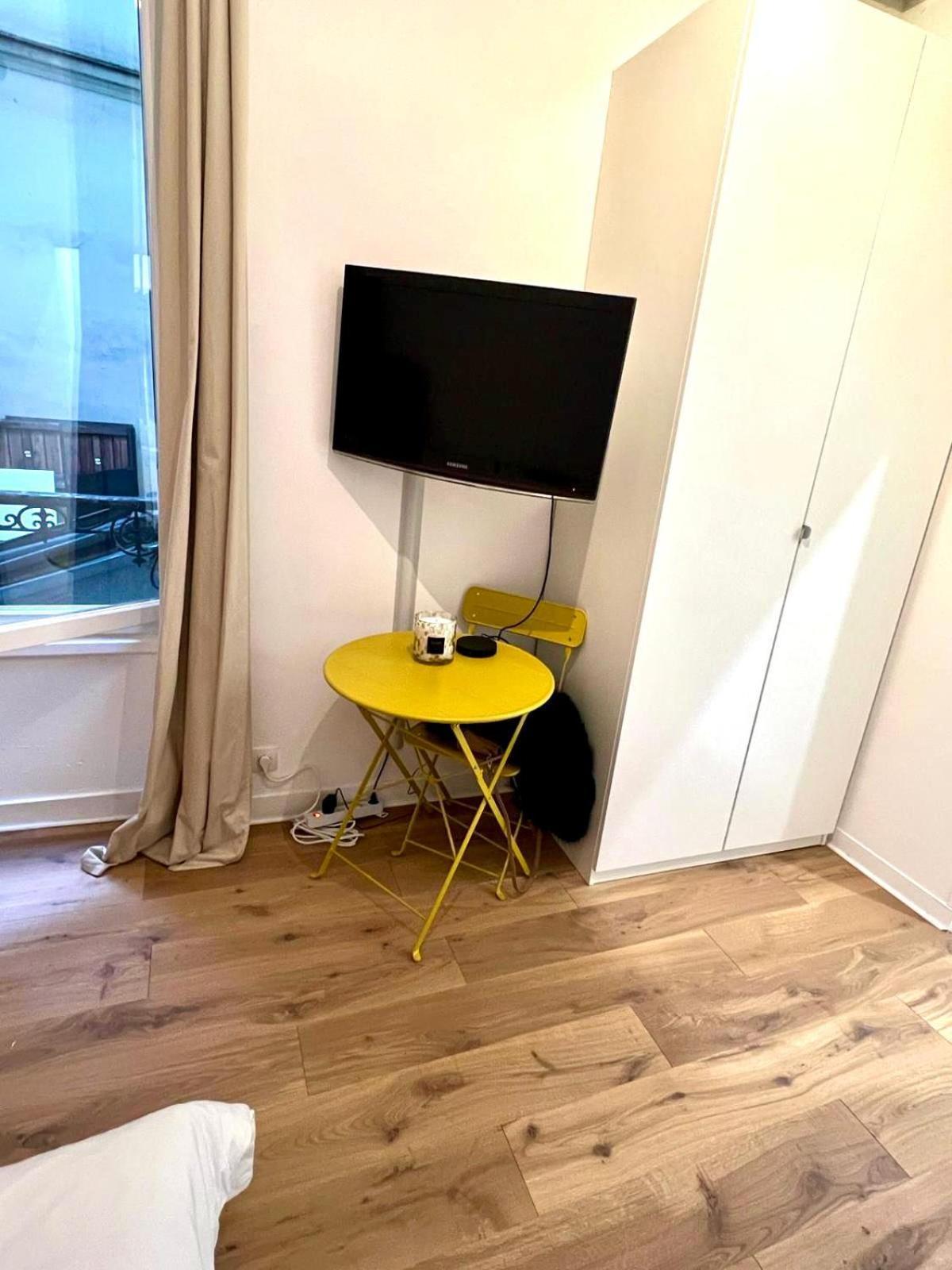 Eiffel Tower View Apartment Paris Bagian luar foto