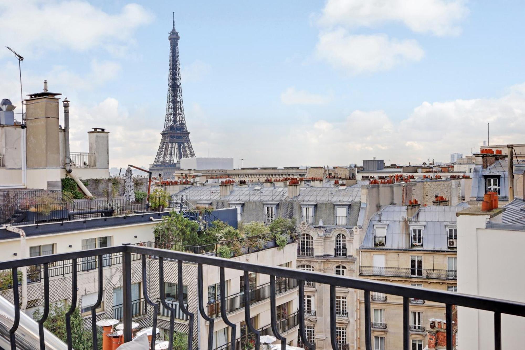 Eiffel Tower View Apartment Paris Bagian luar foto