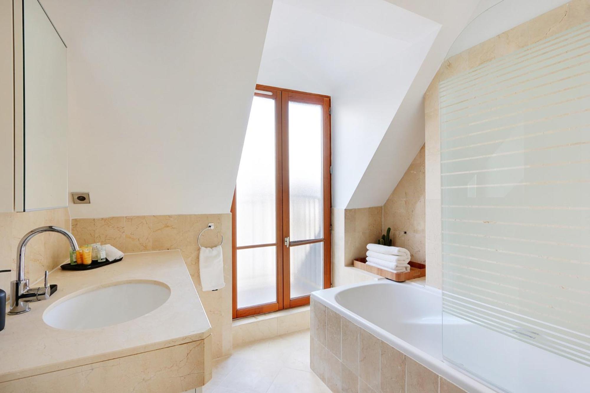 Eiffel Tower View Apartment Paris Bagian luar foto