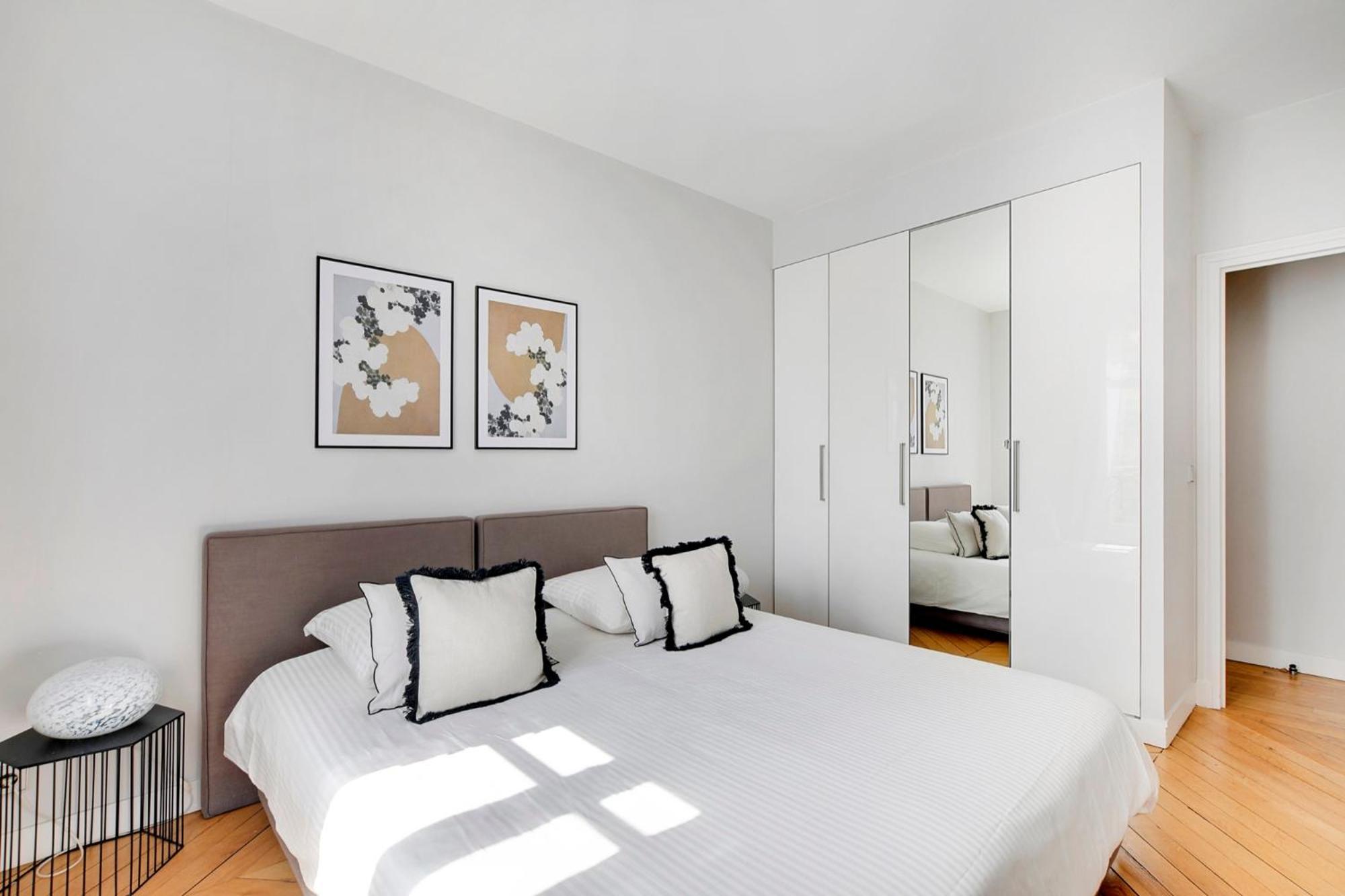 Eiffel Tower View Apartment Paris Bagian luar foto